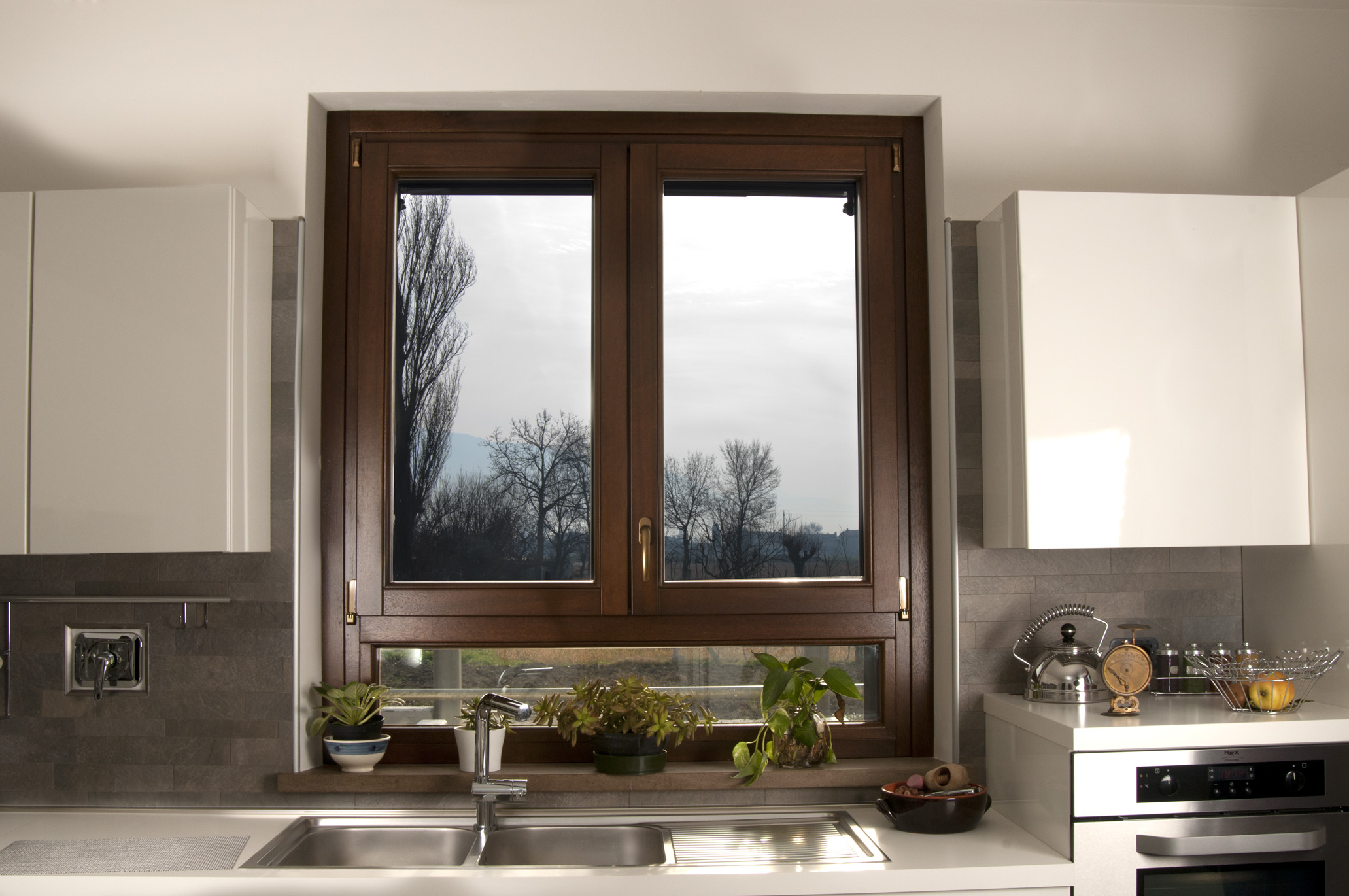 Finestre in legno milano italport produzione e vendita infissi ... Finestre in legno